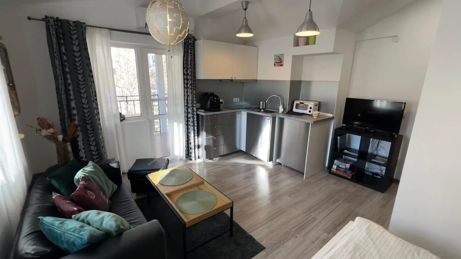 The Yellow House In Sofia Apartment